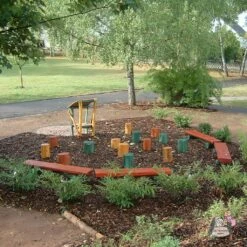 Offenes Klassenzimmer Mit Pult, Bänken Und Hockern Aus Holz - Offenes Klassenzimmer Pfeiffer