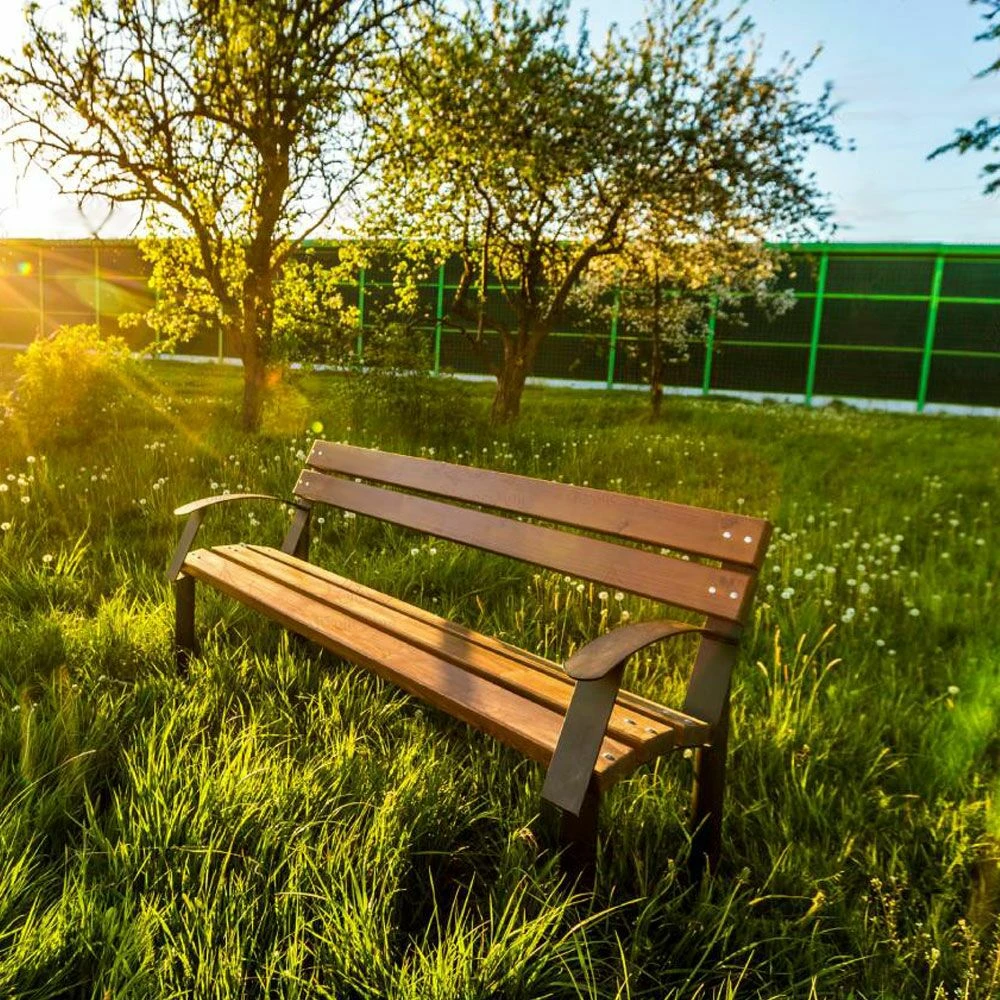 Schlichte Stadtmobiliar Bank Aus Metall Und Holz - Eindride 4 Schlichte Stadtmobiliar Bank Aus Metall Und Holz - Eindride – Bild 2
