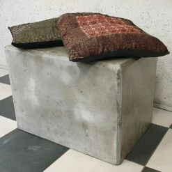 Wetterfester Steinguss Hocker Für Den Garten - Verschiedene Farben - Spiros